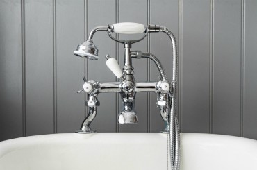 Bathtub faucet with hot and cold indicators in chrome.